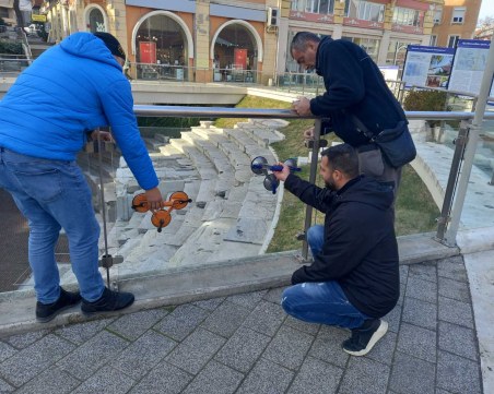 Монтираха новите стъкла на Римския стадион