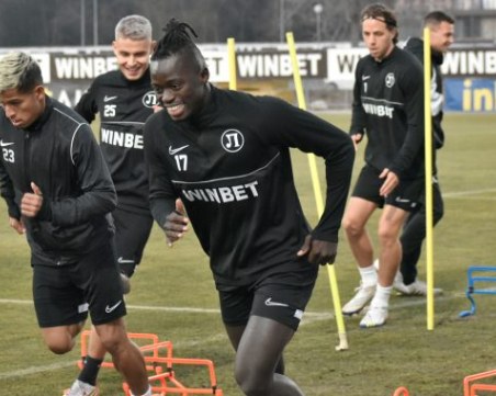 Още един чужденец на проби в Локо