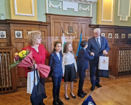 Предлагат награда за малките пловдивчани, финалисти в