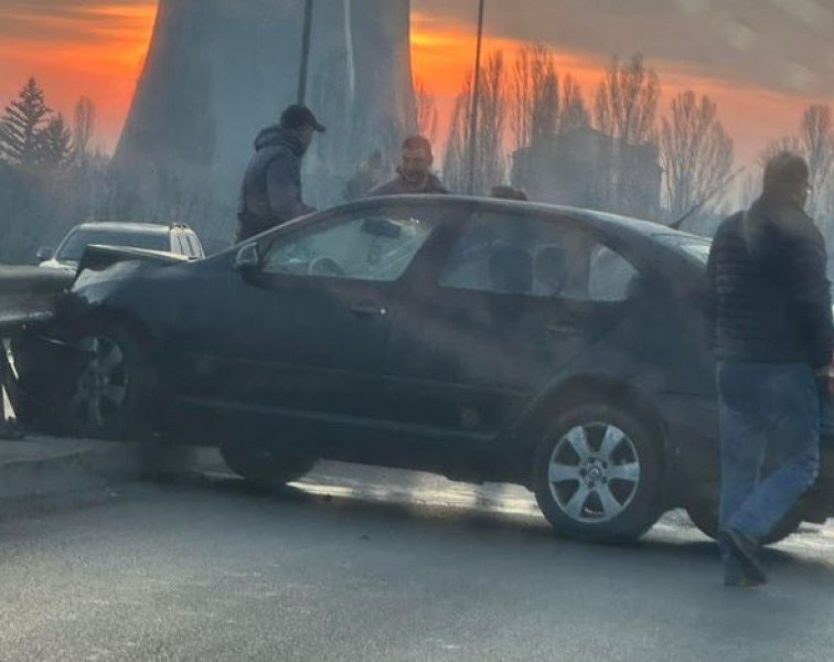 Кола се вряза в мантинела в София, движението е затрудненo