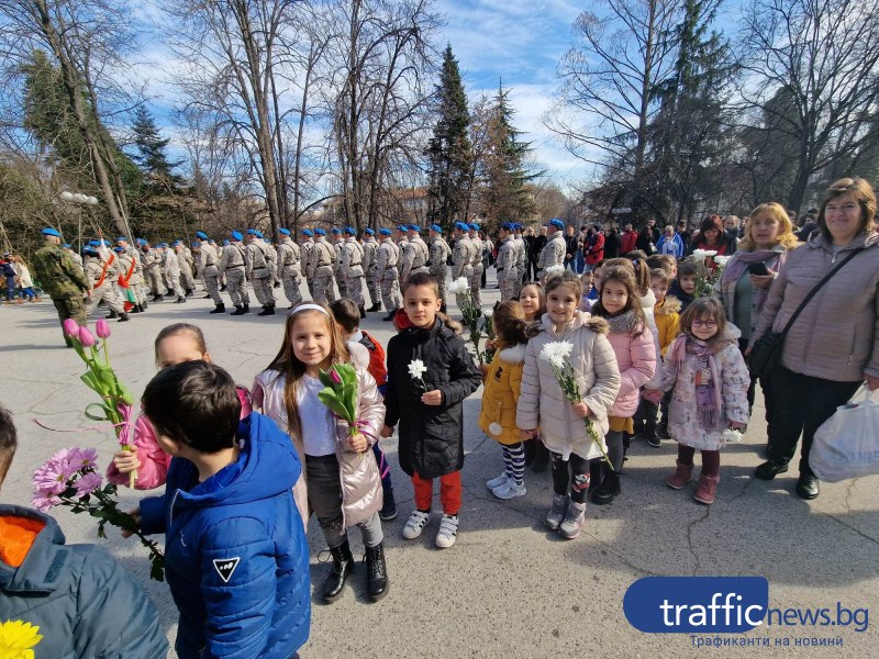 Стотици деца на Бунарджика, сведоха глава в чест на Апостола