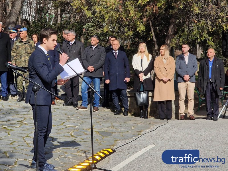 Стотици деца се поклониха пред паметника на Васил Левски след