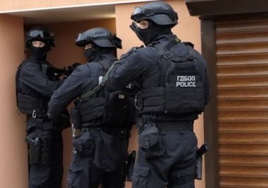 Спецполицаи от ГДБОП задържаха двама души при специализирана полицейска операция