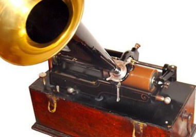 Днес е патентован фонографа от Томас Едисън Той е един