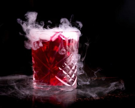 Коктейл с водка, лайм и ягоди