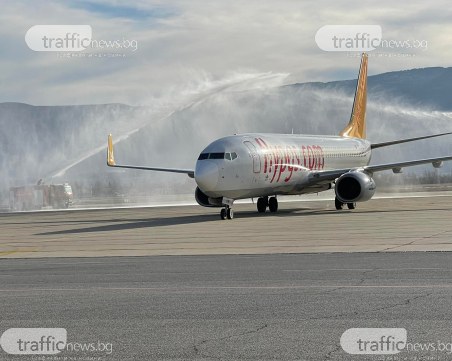 С водна дъга посрещнаха първия полет от Истанбул на летище Пловдив