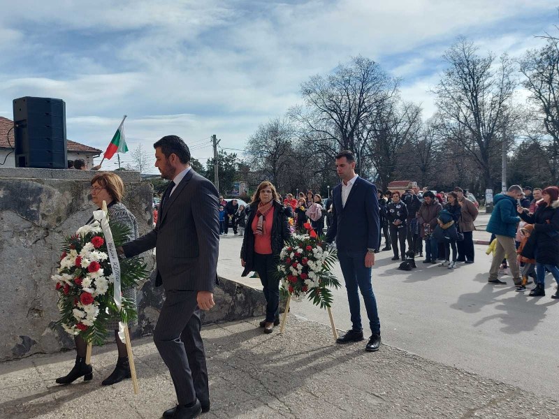 С поклонение и полагане на венци и цветя пред барелефите