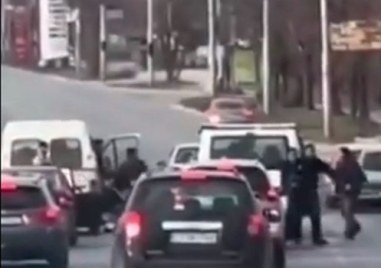 Полицията издирва петима души участвали в масовия бой с колове