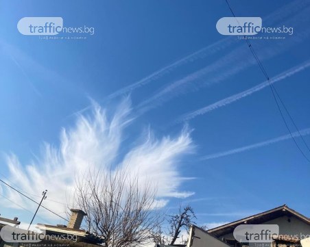 Красива гледка над Калековец, облаци образуваха криле