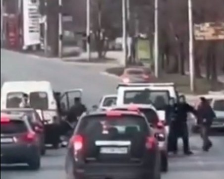 След масовия бой с колове в Пловдив: Полицията издирва 5 души, един е с наранявания по главата