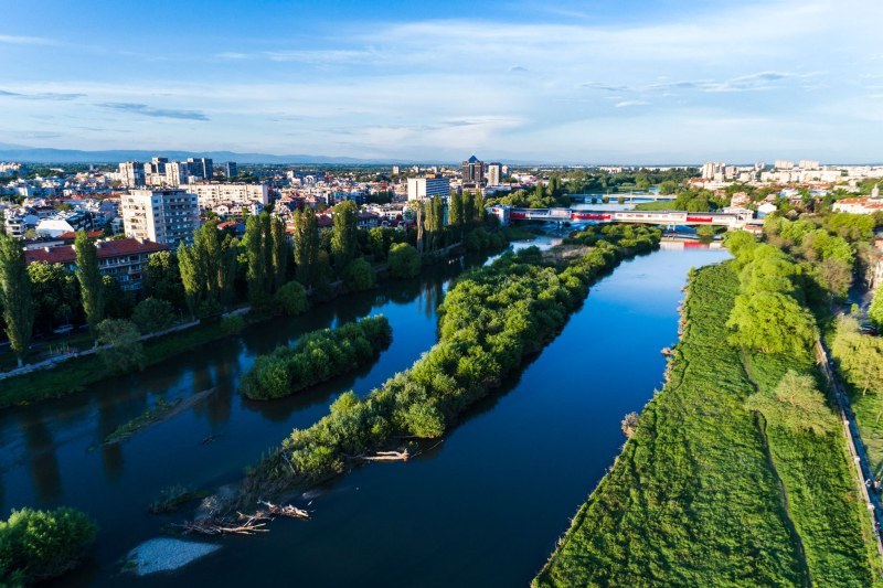 Седмицата започва с високи температури