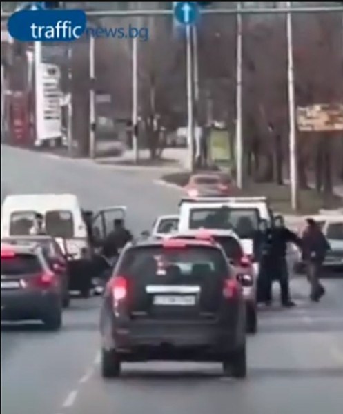 След масовия бой с колове в Пловдив: Полицията издирва 5 души, един е с наранявания по главата