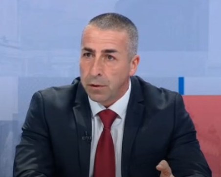 Антитерорист: Трябва да спираме мигрантите на границата, а не да ги преследваме през страната