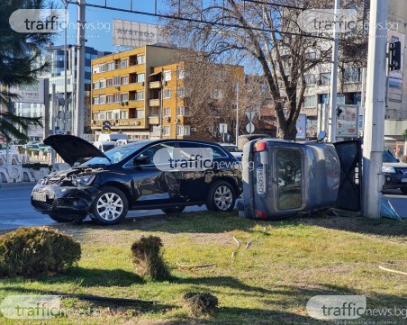 Кола се обърна на кръговото на Панаира