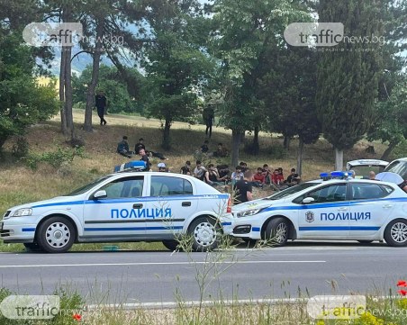 Откриха 24 мигранти в товарен бус на търговско дружество