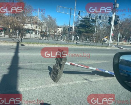 Паднали знаци затрудняват движението в района на Централна гара