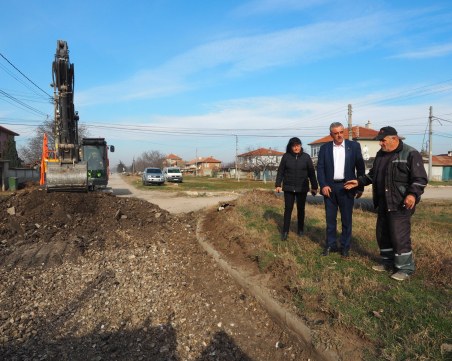 Ремонтират централна улица в село Рогош