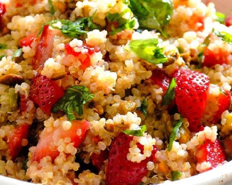 Салата с киноа, ягоди, шамфъстък и босилек