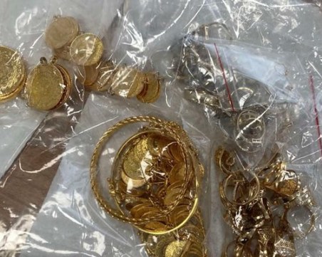 Спряха на границата бижута за над 60 хил. лв., крити в якето на тираджия