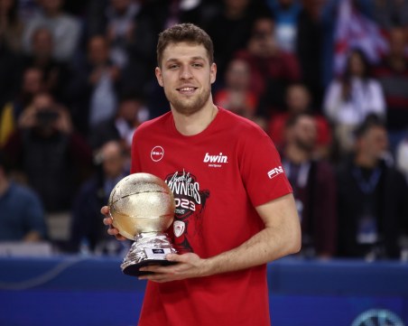 Везенков грабна Купата на Гърция и стана MVP