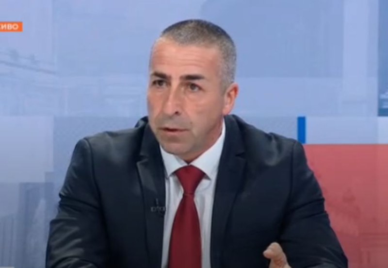 Антитерорист: Трябва да спираме мигрантите на границата, а не да ги преследваме през страната