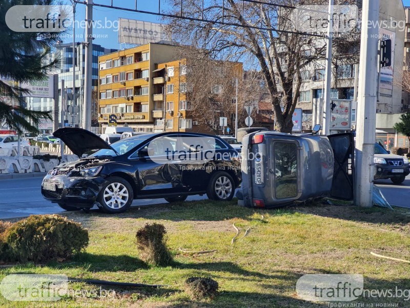 Кола се обърна на кръговото на Панаира