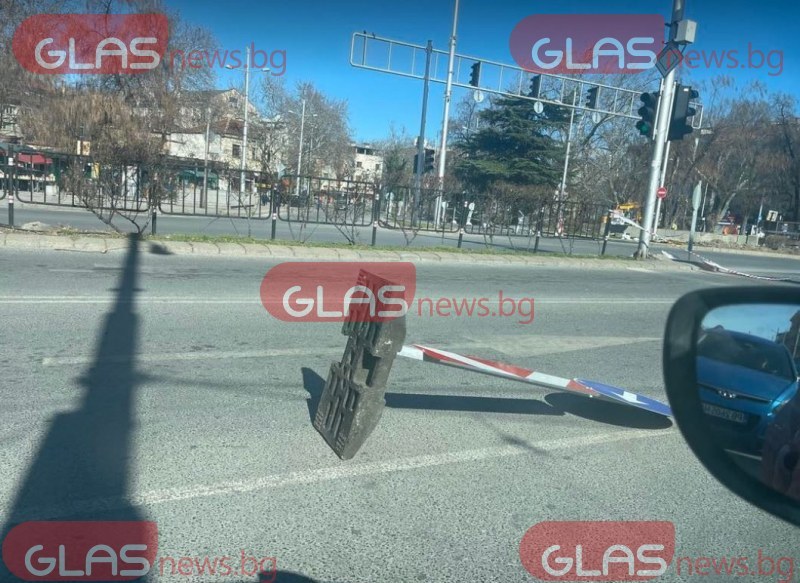 Паднали знаци затрудняват движението в района на Централна гара