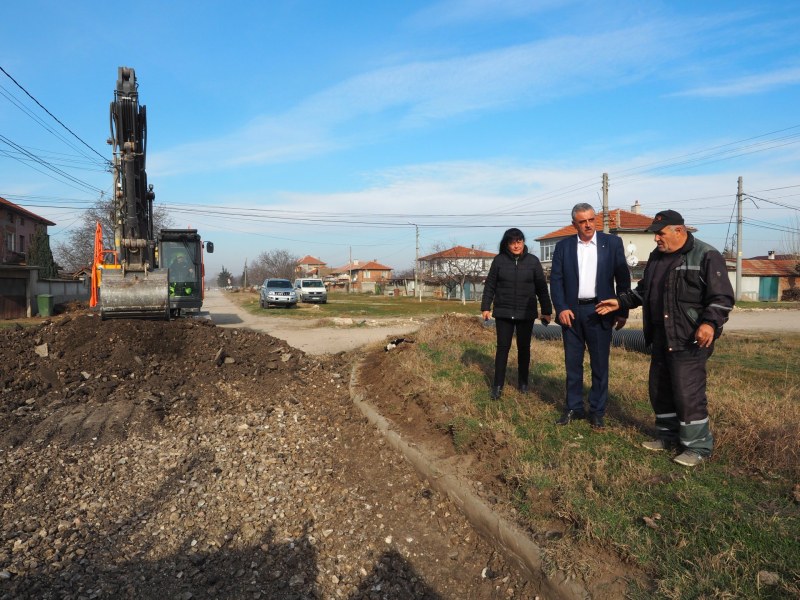 Ремонтират централна улица в село Рогош
