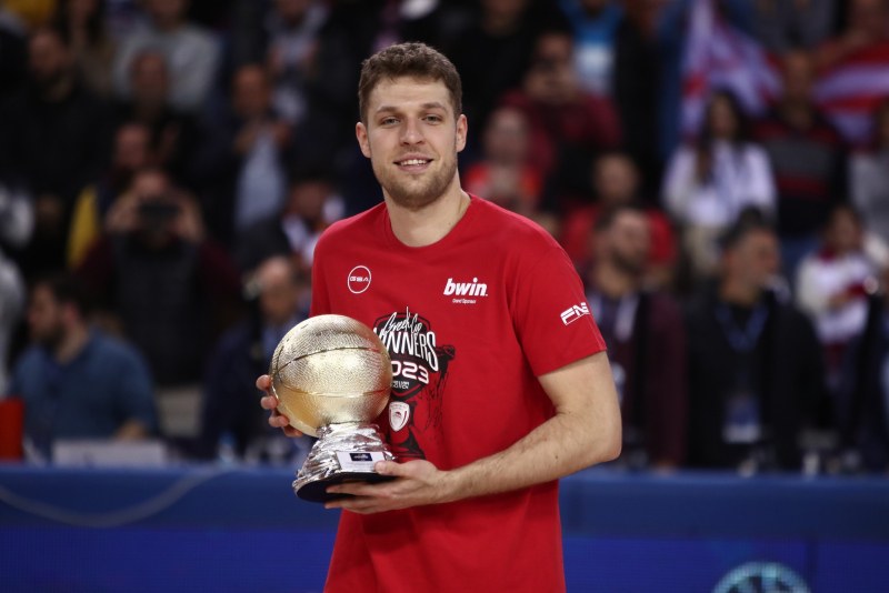 Най-добрият български баскетболист Александър Везенков спечели Купата на Гърция и