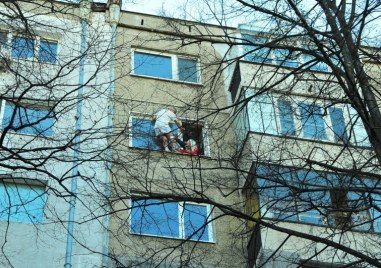 Мъж заплашва че ще скочи от седмия етаж на блок