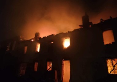 Пожари вилнеят и в този час в хисарските села Кръстевич