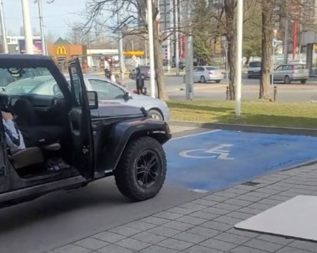 Черен джип, блокира инвалидно място в Пловдив