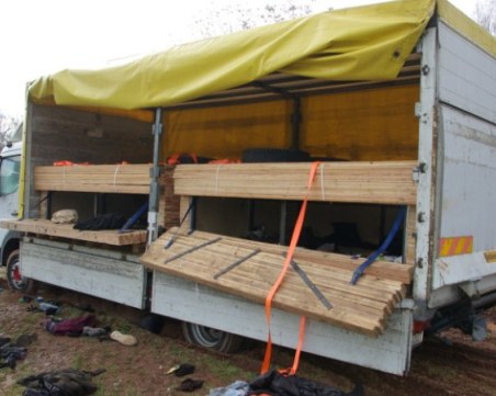 Изписаха от болницата мигрантите, открити в камион в Локорско