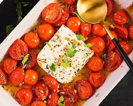 Лесна печена паста с доматен сос и сирене фета на фурна