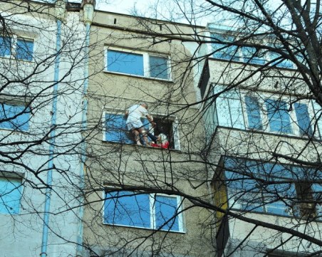 Мъж заплашва, че ще скочи от блок в София
