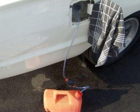 Момиче точи гориво от коли в Стара Загора