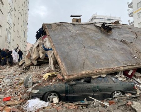 Свидетели на вчерашния трус: Нови срутени сгради и жертви заради паниката