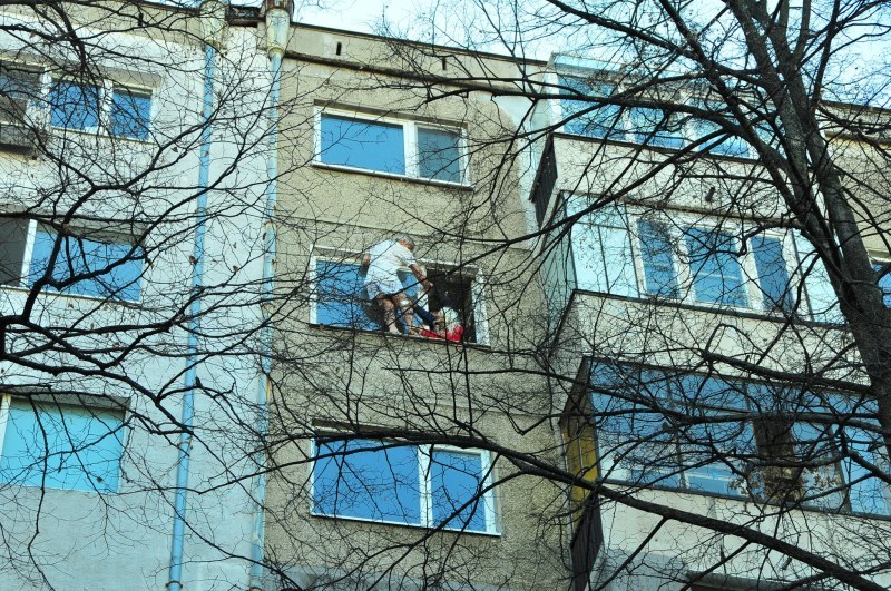 Мъж заплашва, че ще скочи от блок в София