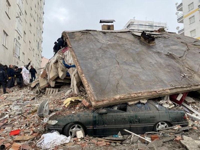 Свидетели на вчерашния трус: Нови срутени сгради и жертви заради паниката
