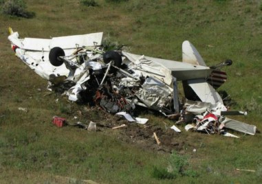 Четирима души загинаха при разбиването на малък самолет в Западна