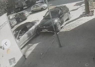 Нередна ситуация се разигра в Пловдив Шофьор блъсна паркирана кола
