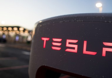 Компанията за електрически превозни средства Тесла започна сглобяването на батерийни