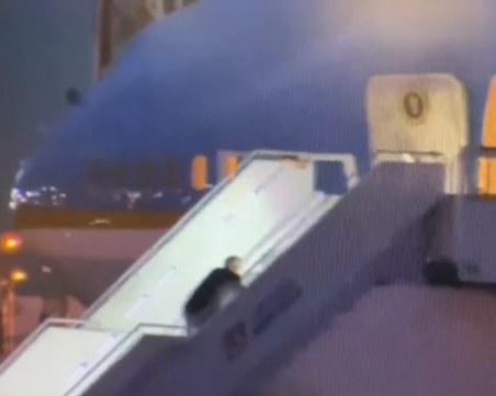 Джо Байдън пак се спъна и едва не падна, качвайки се по стълбите на самолет