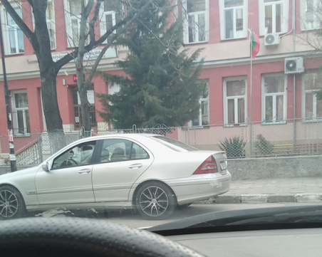 Полицията инспектира съмнителна кола за търговия с дрога в асеновградско училище
