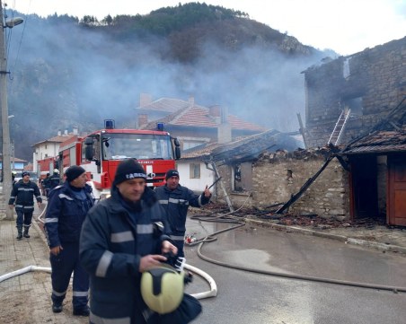 Пожар изпепели къщата на възрастна жена в Бачково