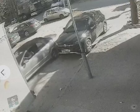 Шофьор блъсна паркиран джип в Пловдив и избяга