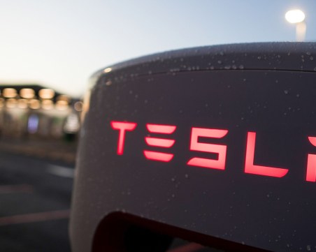 „Тесла” концентрира производството на батерии в САЩ