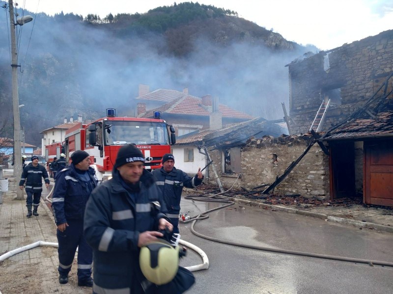 Пожар изпепели къща в Асеновградското село Бачково и остави без