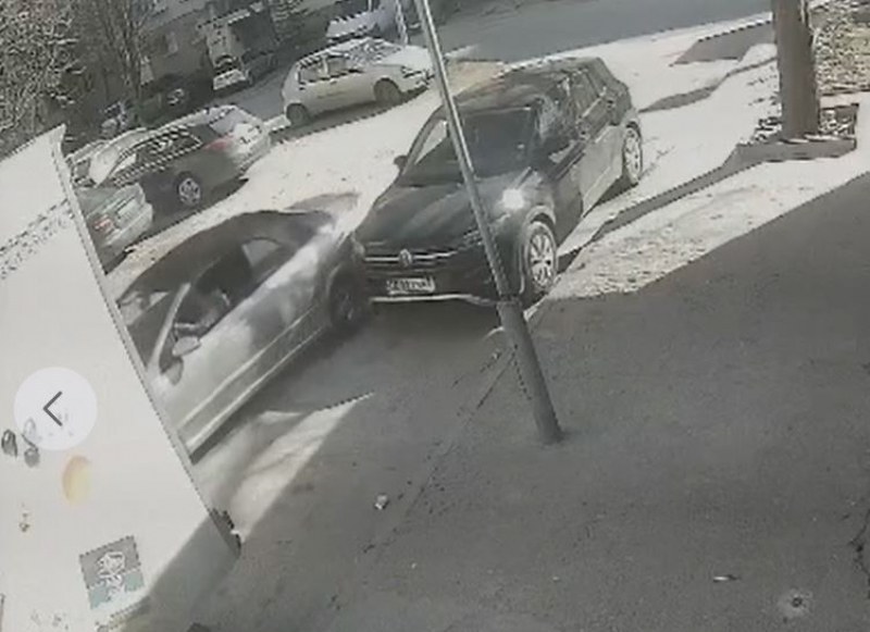 Нередна ситуация се разигра в Пловдив. Шофьор блъсна паркирана кола