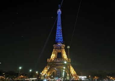 Айфеловата кула светна в цветовете на знамето на Украйна тази нощ